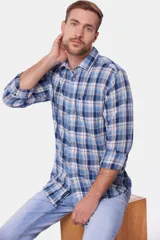 Camisa celeste y azul a cuadros, de lino y algodón, con mangas 3/4 y corte clásico.