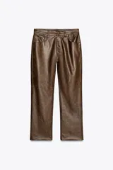 Pantalón de tiro alto color marrón con efecto piel, corte bootcut, cinco bolsillos y cierre frontal con cremallera y botón.