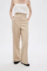 Pantalón de lino color beige, de corte recto y tiro alto, con bolsillos laterales.