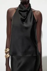 Top color champagne de cuello halter con espalda descubierta y cierre trasero con botones ocultos.