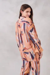 Camisa oversize de 100% viscosa, suave y liviana con diseño abstracto y de caída fluida.