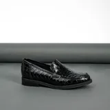 Mocasín de cuero vacuno color marrón, con detalle de antifaz en gamuza. Tiene taco de madera foliado en cuero de 2,5cm y entre suela de goma de 1cm.