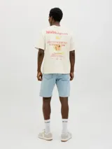 Camiseta color hueso de algodón con estampa fotográfica en la espalda, corte holgado, cuello redondo y mangas cortas.