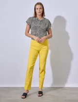 Pantalón en gabardina elastizada color naranja, con pretina ancha y faja interna modeladora, diseño recto y costura frontal pespunteada.