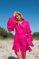 Vestido camisero fucsia con mangas cascada y cinturón de lazo.