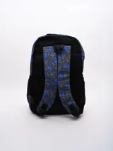 Mochila escolar con doble compartimento principal y bolsillo frontal, color gris oscuro con estampado de figuras de skaters en azul y detalles naranjas.