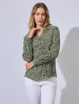Camisa estampada de rayón, color verde, con cuello con solapa, escote en V, y botones en la abertura central.