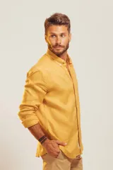 Camisa celeste de lino con cuello abotonado, manga larga y corte clásico.