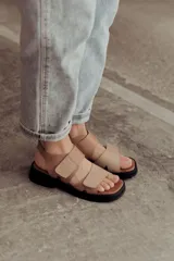 Sandalias color beige con tiras de cuero y ajuste con velcro, con base chunky negra.