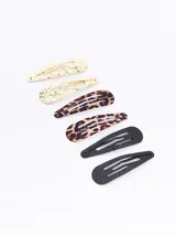 Pack de seis hebillas para el pelo tipo sapitos, con diseños variados: dos plateadas con textura, dos negras lisas y dos con estampado animal print en blanco y negro.