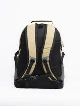 Mochila gris claro y gris oscuro con cordones elásticos cruzados en el frente y logo de la marca en la parte superior.