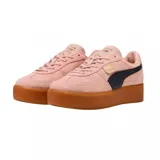 Championes Puma Palermo Elevata, color negro con franja blanca y suela marrón.