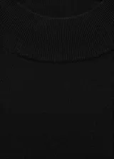 Vestido midi negro de tejido de punto fino, con cuello alto y manga larga.