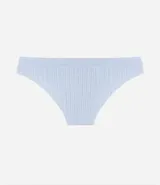 Bombacha de bikini celeste con textura acanalada y laterales de grosor medio.