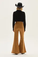 Pantalón de jean estilo oxford de tiro alto, color camel.