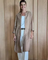 Kimono largo color marrón claro con textura similar al lino, mangas 3/4 y corte recto.