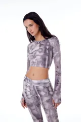 Top manga larga de polisoft con estampa leather patch.