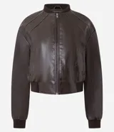 Campera bomber femenina de cuero sintético color marrón oscuro, con cuello alto, frisos en los hombros, puños y bajo ajustados, y cierre delantero con cremallera.