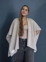 Ruana tejida color beige con detalles de lurex.