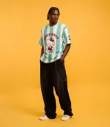 Remera deportiva con cuello en V, a rayas verticales celestes y blancas. Estampado frontal con el logo de Hello Kitty y la leyenda "Sport Club".