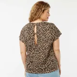 Camiseta de manga corta con estampado de leopardo en tonos beige y marrón.