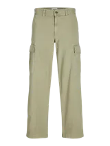 Pantalón cargo color beige, de pierna ancha, tiro medio alto y fit amplio. Cuenta con bolsillos delanteros, traseros y laterales, además de puños ajustables con cordón. Cierre con cremallera.