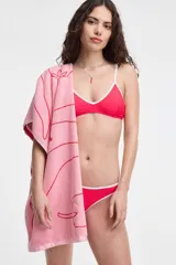 Conjunto de bikini negro con ribete blanco, compuesto por un corpiño deportivo con breteles finos y una bombacha clásica.