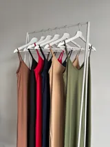 Vestido largo de viscosa, con tirantes finos y corte recto, disponible en varios colores sólidos.