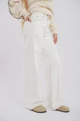 Pantalón de jean color crudo, de tiro medio-alto y corte wide leg.