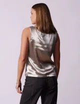 Blusa sin mangas de satén color gris, con escote redondo.