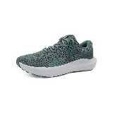 Championes deportivos Under Armour Charged Surge 4 color verde con detalles en el logo y perforaciones laterales. Suela blanca con tecnología Charged Cushioning para mayor amortiguación.