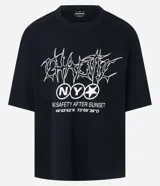 Remera negra de algodón con textura y corte oversized. Presenta estampa frontal con lettering gótico, siglas 'NY' dentro de un círculo y coordenadas geográficas.