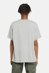 Remera gris de corte holgado con logo de Levi's estampado en el pecho en color verde oscuro.