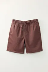 Bermuda deportiva marrón con cintura elástica y cordón ajustable.