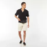 Bermudas color crema con cintura elástica y cordones ajustables.