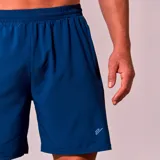 Pantalón corto azul para hombre, ideal para entrenamiento, con cintura elástica y bolsillos laterales.