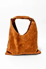 Bolso negro de gamuza con flecos y monedero con cierre.