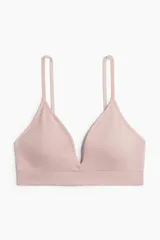 Soutien de punto color rosa, con breteles ajustables y copas forradas con relleno extraíble. Sin cierre ni aros.