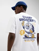 Camiseta blanca de manga corta y cuello redondo, con calce holgado. Estampa pequeña en el pecho con la frase "Sharp Shooters".
