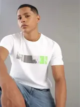 Remera de Calvin Klein de algodón blanco con estampado gráfico que imita bloques urbanos.