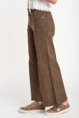 Pantalón de jean marrón con estampado animal print, corte flare y tiro medio.