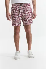 Short de baño estampado con cintura elástica, cordón ajustable, dos bolsillos laterales y uno trasero. Confeccionado en tela ligera de secado rápido y logo bordado.