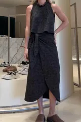 Falda midi tipo pareo confeccionada en lino con estampado abstracto en tonos chocolate, pistacho y crudo. Diseño envolvente con agarre lateral y lazo para atar en la cintura.