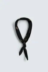 Bandana negra de algodón con estampado de cachemir en tonos dorados y blancos.