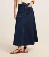 Pollera evasê midi confeccionada en jeans con algodón BCI, con bolsillos delanteros y detalle de encaje.