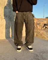 Pantalón jean baggy color gris (negro gastado) con corte mega baggy.