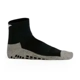 Medias de fútbol Joma antideslizantes, color negro con detalles en gris. Fabricadas con material elástico y tacos de goma en el exterior para mayor estabilidad y agarre.