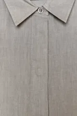 Camisa de lino color verde oliva, con cuello solapa, manga larga con puños y cierre frontal con botones.