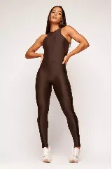 Mono deportivo marrón con cuello halter y espalda descubierta.