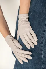 Guantes de cuero color gris claro, con costuras decorativas en el dorso de la mano.